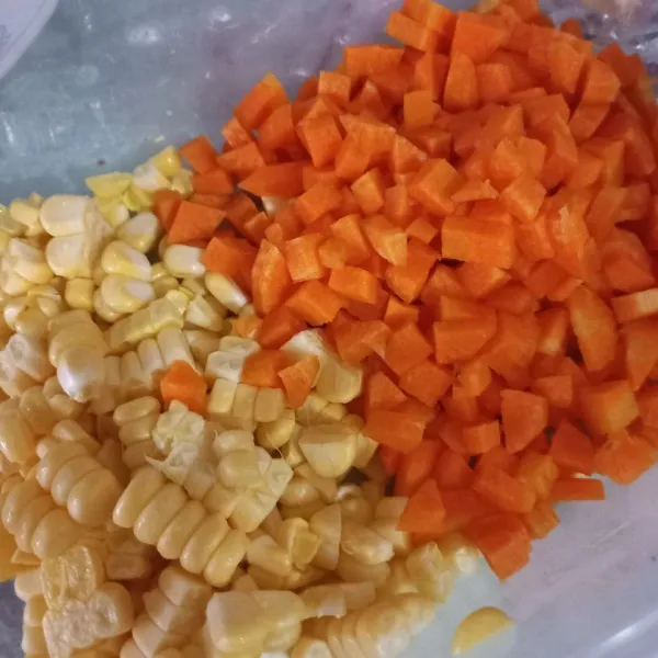 Siapkan sayuran, jagung pipil dan wortel yang sudah dipotong kecil-kecil. Blansir, tiriskan.