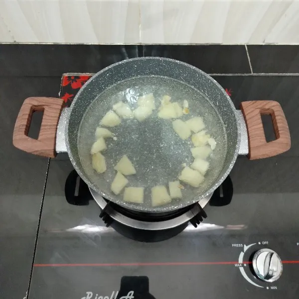 Lalu masukkan air dan kentang, masak hingga mendidih.