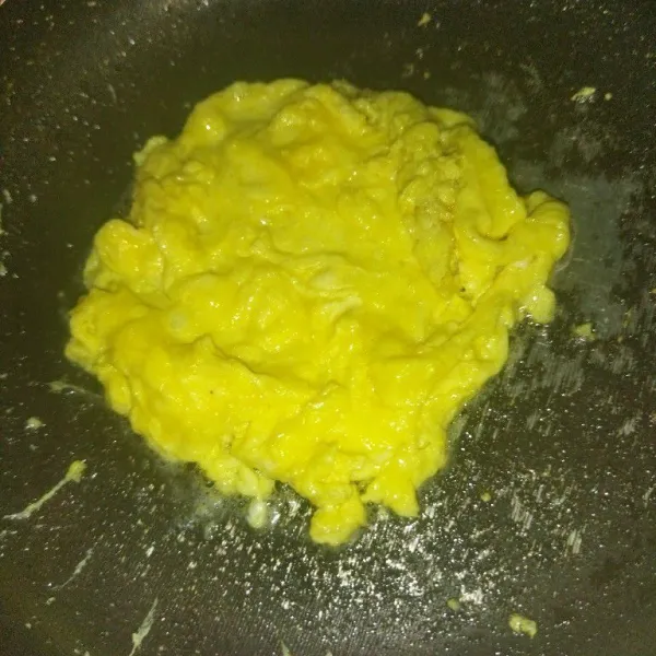Scramble egg : kocok telur dan garam, panaskan minyak goreng, jika sudah panas, kecilkan apinya, lalu tuang telur, aduk-aduk lalu bentuk kotak/sebesar onigirazu yang akan dibikin, lalu angkat (telur tidak usah dibalik).