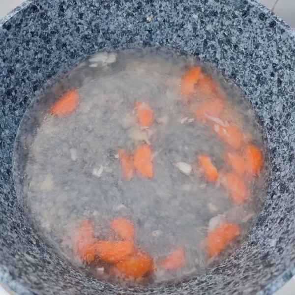 Masukkan wortel dan 500 ml air. Rebus hingga wortel empuk.