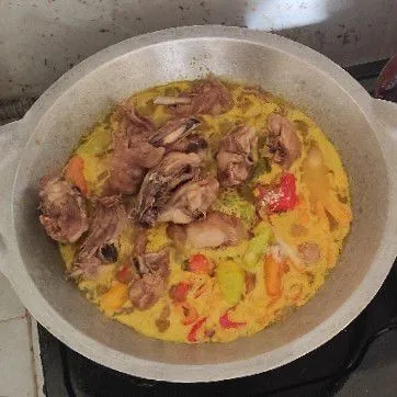 Masukan ayam goreng, beri perasan air jeruk nipis aduk rata masak sampai 1x mendidih lagi
