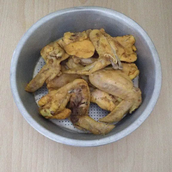 Tiriskan ayam dan diamkan suhu ruang.
