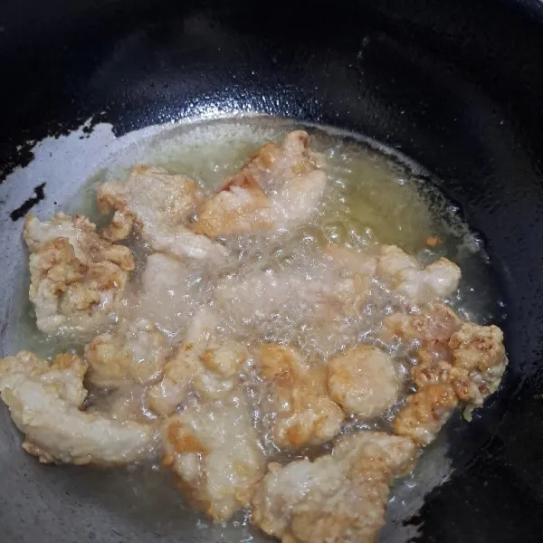 Panaskan minyak, lalu goreng ayam sampai matang