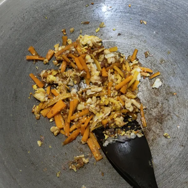 Masukkan wortel, masak sampai empuk, lalu masukkan saus tiram, garam, gula dan merica bubuk, aduk sampai tercampur rata.