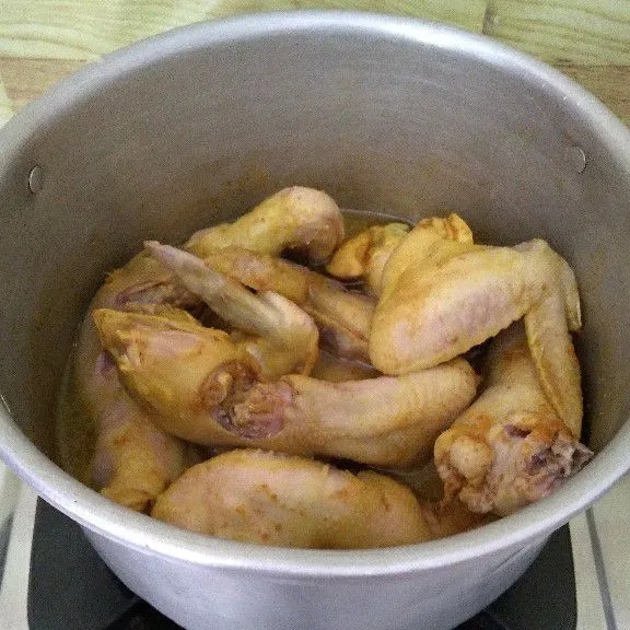 Ungkep ayam hingga matang.