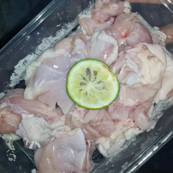 Siapkan paha ayam. Ambil dagingnya. Kemudian beri air perasan jeruk nipis.