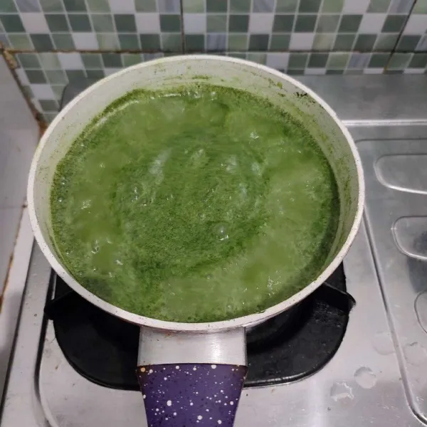 Masak hingga mendidih sambil terus diaduk, kemudian matikan api.