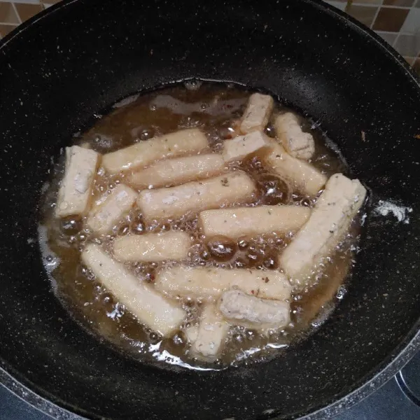 Panaskan minyak lalu goreng stik tahu hingga kecokelatan, angkat dan tiriskan. Sajikan dengan mayonaise.
