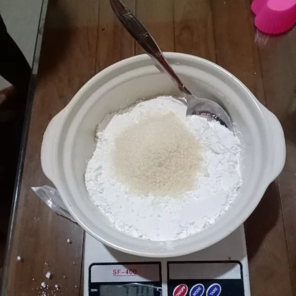 Aduk rata tepung beras, tepung tapioka, gula & garam