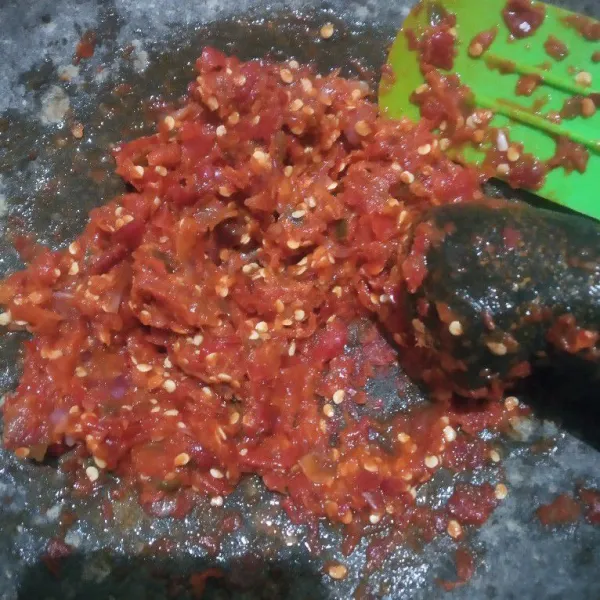 Ulek duo cabe dan bawang merah. Sisihkan.
