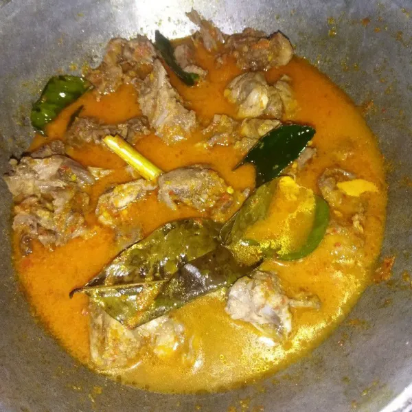 Masukkan tulangan ayam dan air sisa rebusan tulangan ayam, aduk rata, jika sudah mendidih masukkan garam, gula pasir dan kaldu bubuk, aduk rata.