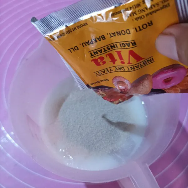 Tuang fibercreme ke dalam 250 ml air dingin lalu aduk. Lalu masukkan ragi instan, aduk rata.