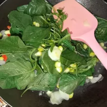 Masukkan bayam dan cabai rawit lalu tambahkan gula garam dan kaldu jamur, aduk rata.