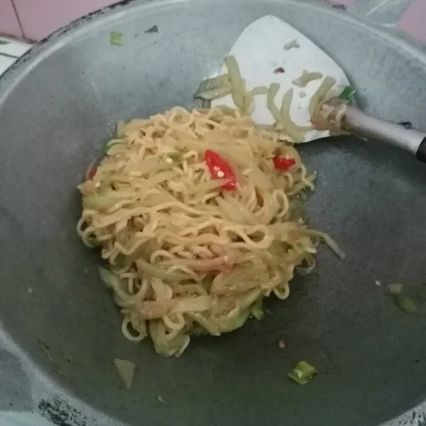 Masukkan garam, penyedap, lada bubuk, gula, kecap manis dan daun bawang aduk rata dan tes rasa.