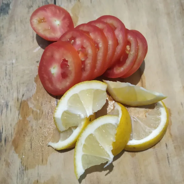 Cuci bersih tomat dan lemon lalu potong sesuai selera.