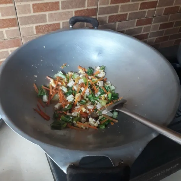 Campurkan bumbu, telur, bakso dan sayuran, masak hingga layu.