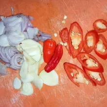 Iris tipis semua bumbu terlebih dahulu.