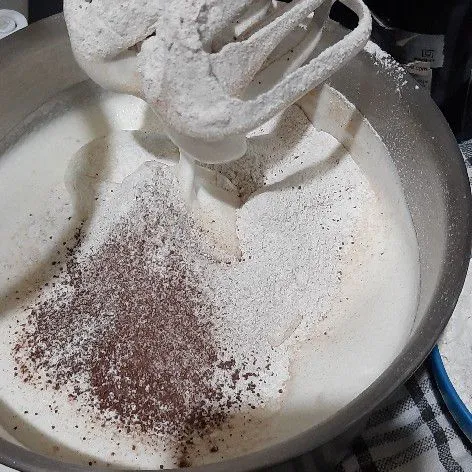Masukkan tepung, cokelat bubuk, dan garam sambil di ayak. Lalu mixer dengan kecepatan rendah.