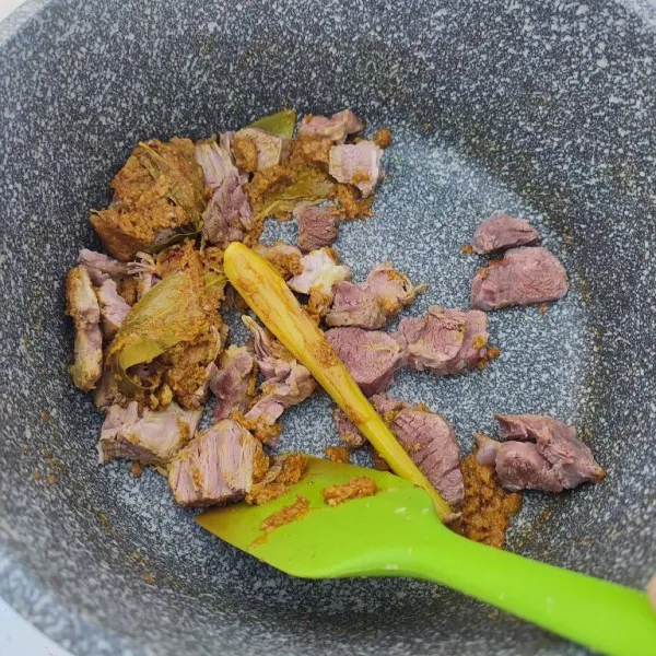 Kemudian masukkan potongan daging, aduk rata dengan bumbu tumis.