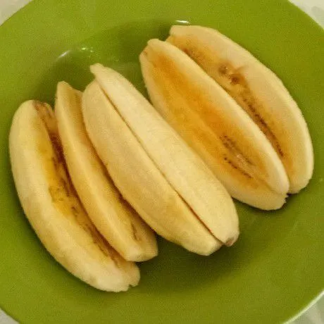 Kupas pisang dan potong menjadi 4 bagian atau sesuai selera