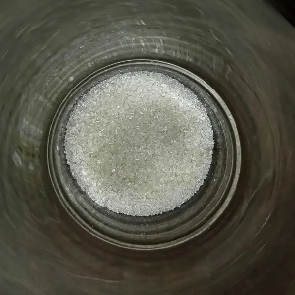 Tuang gula ke dalam gelas.