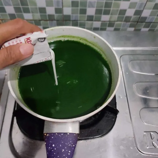 Jika mulai agak mendidih segera masukkan santan.