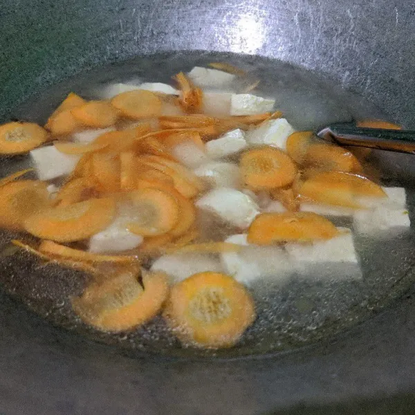 Masukkan wortel kemudian tambah secukupnya air untuk kuah.