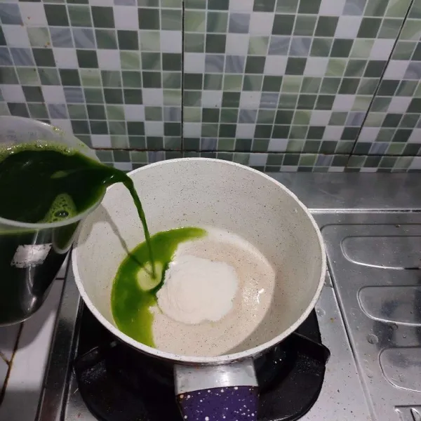 Masukkan agar-agar ke dalam milk pan. Tuang juice pandan suji ke dalamnya.