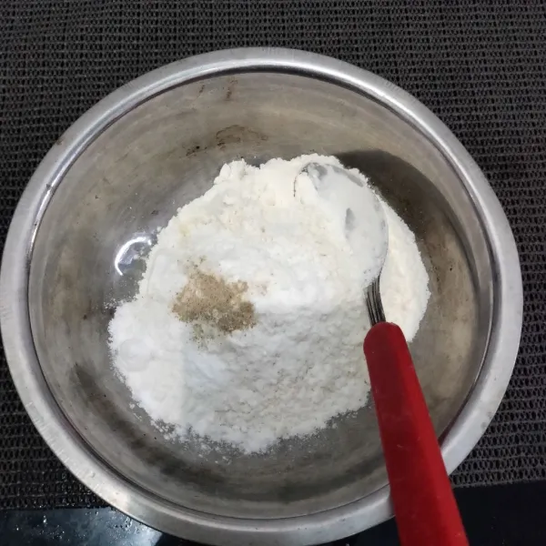 Kemudian siap bahan tepung lalu tambahkan penyedap rasa, garam dan baking powder, aduk sampai rata.