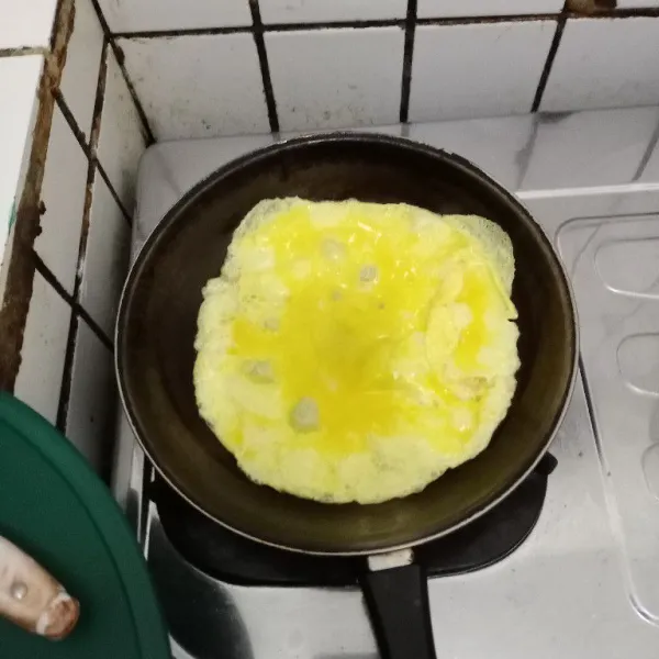 Goreng telur di atas teflon yg sudah di beri margarin hingga matang.