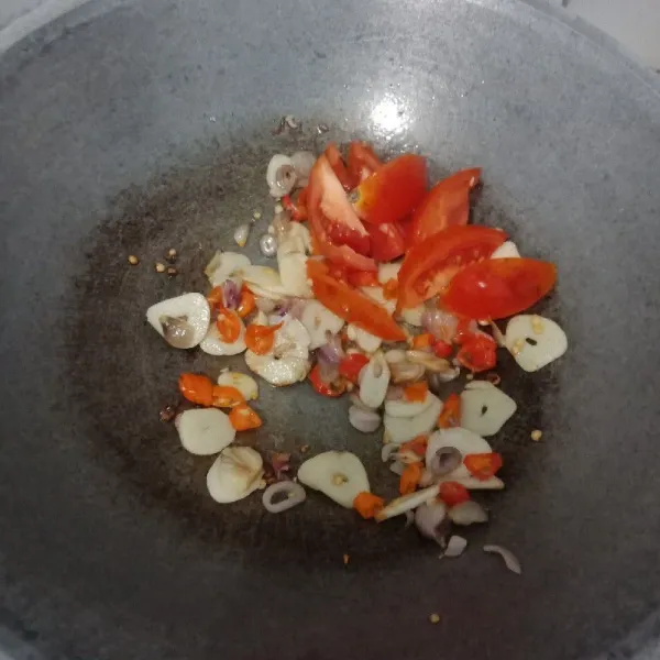 Tumis bawang merah, bawang putih, cabe, dan tomat sampai layu.