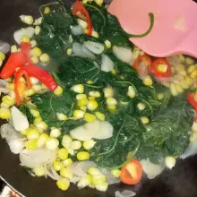 Masak hingga bayam layu dan jagung matang. Tes rasa, matikan api dan siap disajikan.