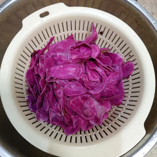 Kemudian iris tipis ubi, lalu cuci sebanyak 3 kali sampai benar-benar bersih dan getahnya hilang.