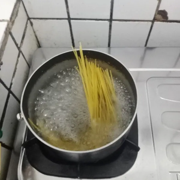 Rebus spaghetti hingga matang. Tiriskan.