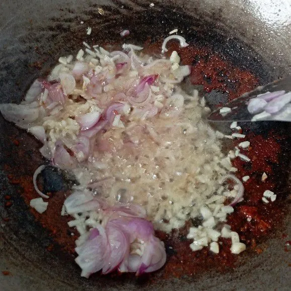 Gunakan secukupnya minyak sisa goreng ayam. Masukkan duo bawang, tumis sampai layu.