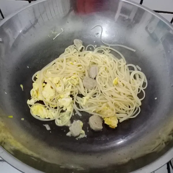 Masukkan spaghetti. Aduk hingga tercampur rata.