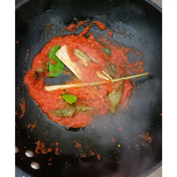 Haluskan bumbu. Lalu tumis bumbu, masukkan sereh, daun salam, daun jeruk. Aduk2 hingga harum dan merata