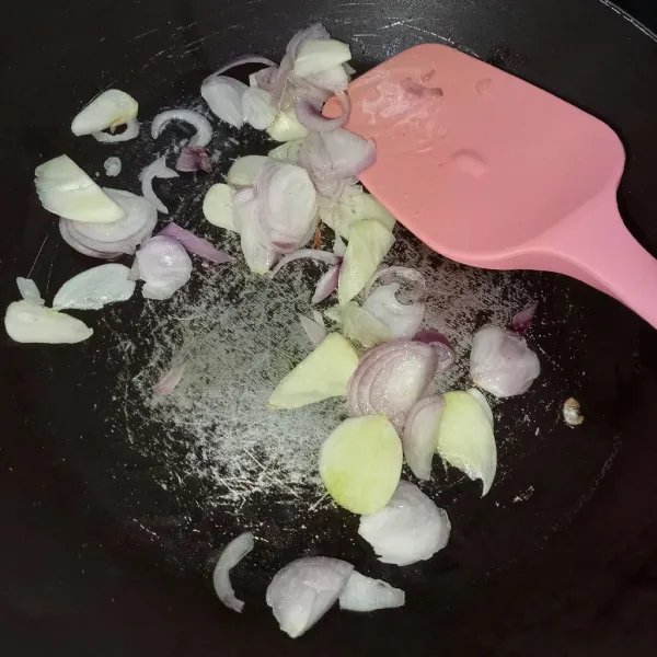 Tumis bawang merah dan bawang putih hingga harum dengan minyak secukupnya.