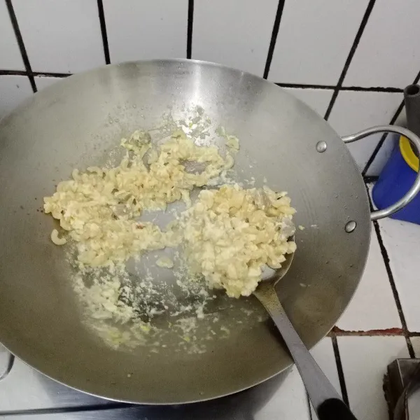 Masukkan macaroni, garam & lada. Aduk rata