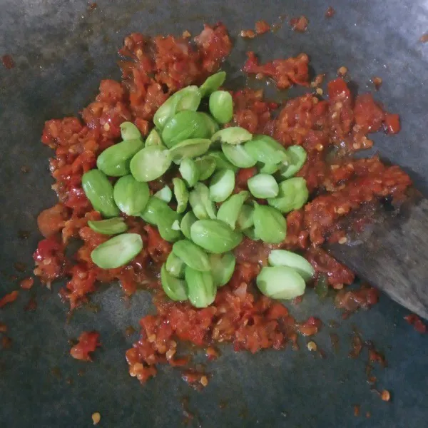 Masukkan pete, aduk rata, masak sebentar saja. Matikan api.