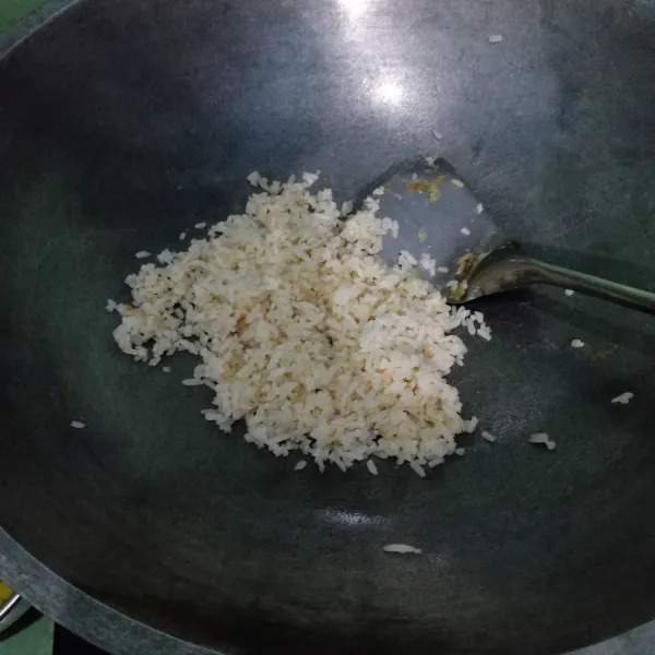 Masak nasi goreng hingga matang dan keluar aroma.