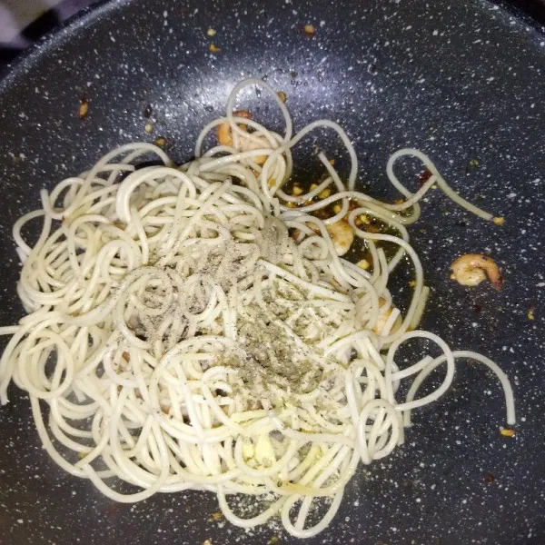 Masukkan spaghetti, lada hitam bubuk, parsley bubuk, garam dan kaldu bubuk.