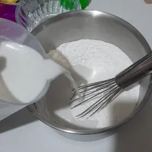 Tuang santan sedikit demi sedikit sambil di aduk hingga rata dan tidak ada yang bergerindil