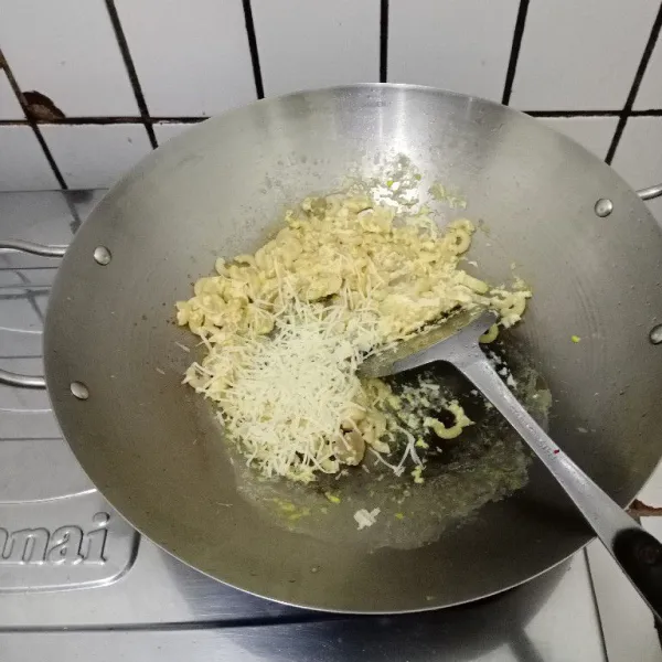 Masukkan keju parut. Aduk hingga rata. Koreksi rasa. Siap dinikmati