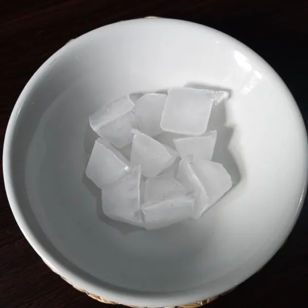 Masukkan es batu dalam mangkuk.
