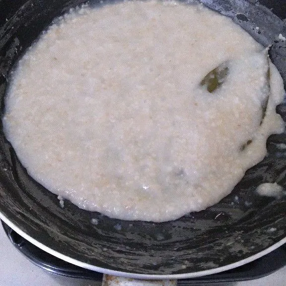 Masak oatmeal hingga lembut dan air menyusut lalu angkat . Tata bubur oatmeal dengan taburan orak-arik tahu lalu sajikan.