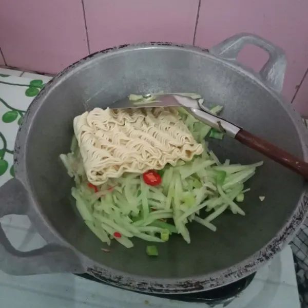 Masukkan mie, masak sampai matang.