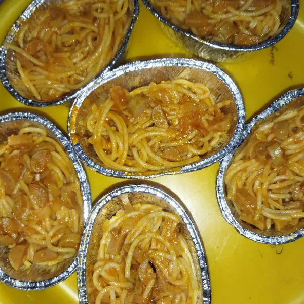 Taruh spaghetti di dalam wadah tahan panas atau aluminium foil.