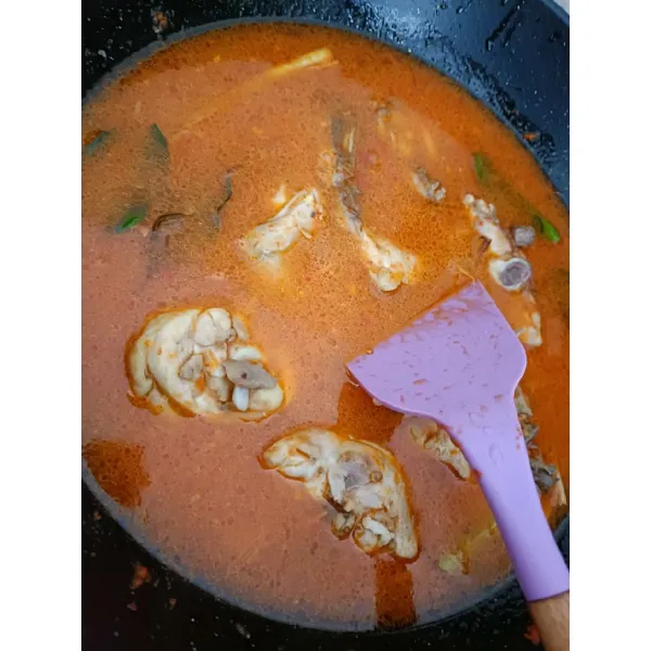 Beri secukupnya air, masukkan ayam nya, tambahkan gula, garam, kecap, bumbu penyedap. Aduk2 hingga rata