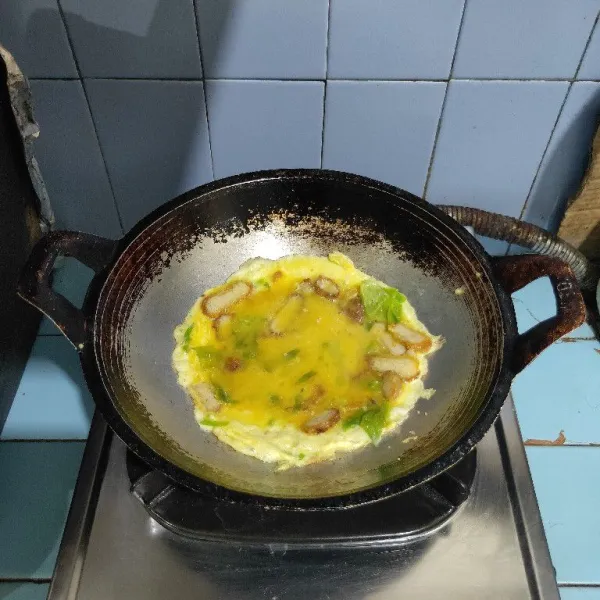 Lelehkan margarin, tuang adonan telur ke dalam wajan.